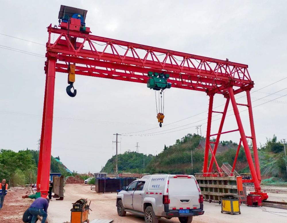 路橋門機(jī)、提梁機(jī)、梁場(chǎng)龍門吊、桁架雙梁門式起重機(jī)生產(chǎn)廠家安裝維修